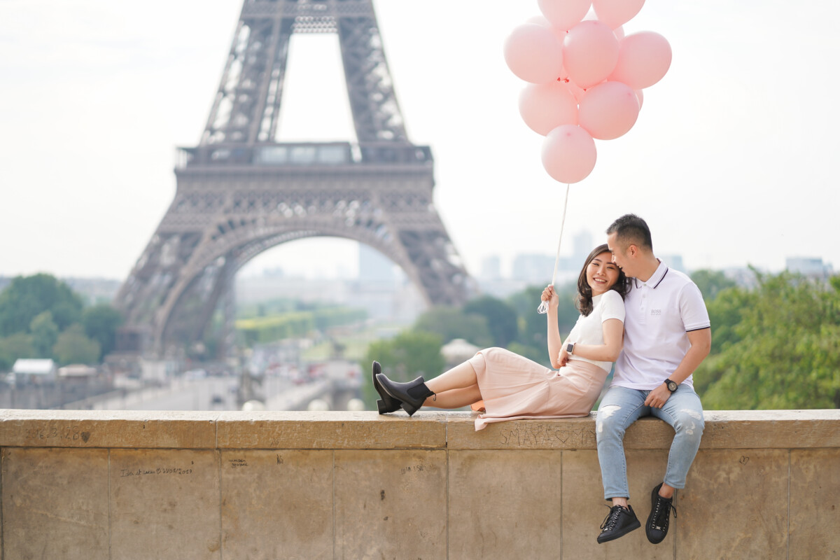 Prewedding photoshoot with ballons at Trocadero Paris by Eny Therese Photographer