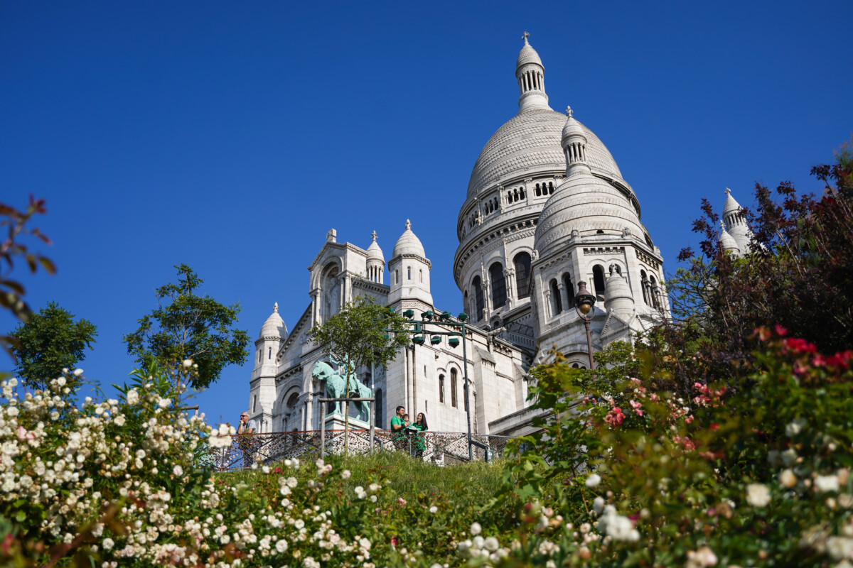 Family holiday photoshoot at Sacre coeur Montmartre Paris by Eny Therese Photography
