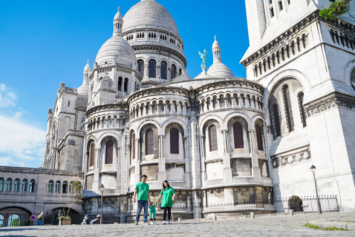 Family holiday photoshoot at Sacre coeur Montmartre Paris by Eny Therese Photography