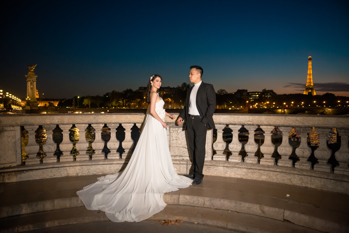 Séance photo mariage photo de nuit à Pont Alexandre III Paris par Eny Thérèse Photographe