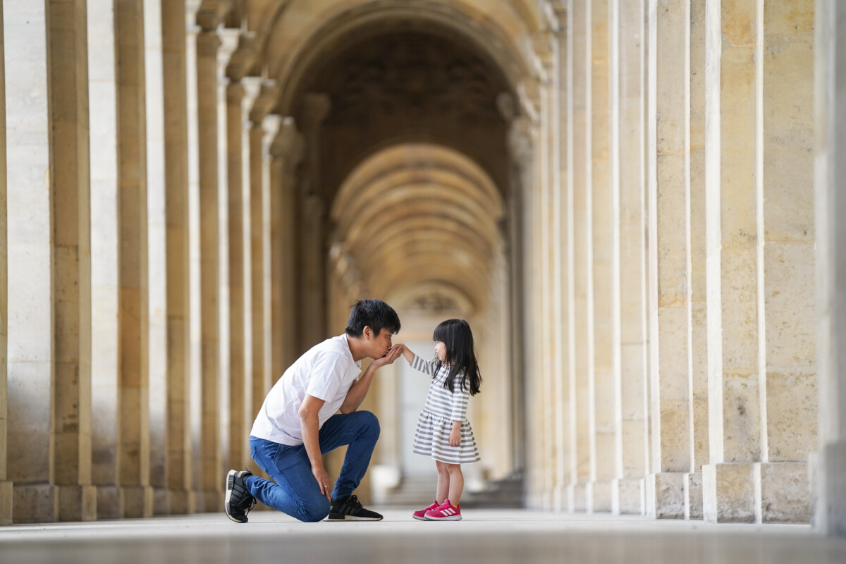Father and little daughter in Family holiday photoshoot at Louvre museum by Eny Therese Photography