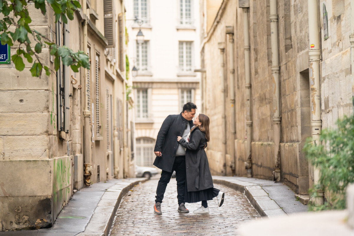 Pasangan Berjalan Di Luxembourg Gardens Di Paris Foto Stok - Unduh