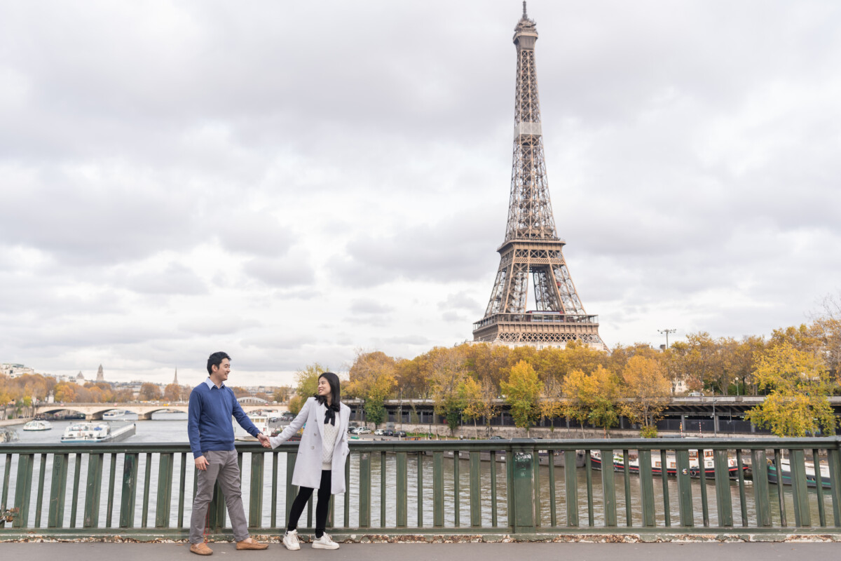 Honeymoon couple photoshoot at Bir Hakeim Bridge Paris by Eny Therese Photography