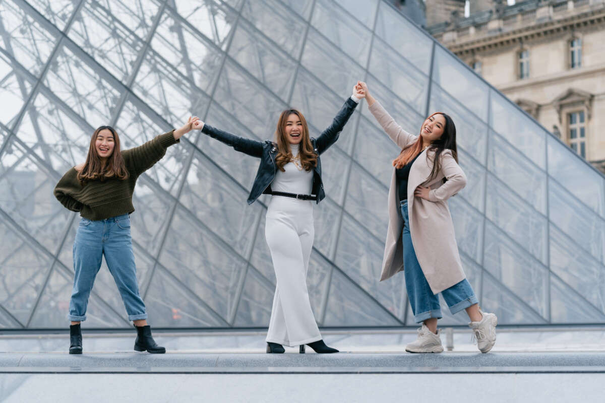 Holiday Photoshoot with sisters at Louvre museum Paris by Eny Therese Photography