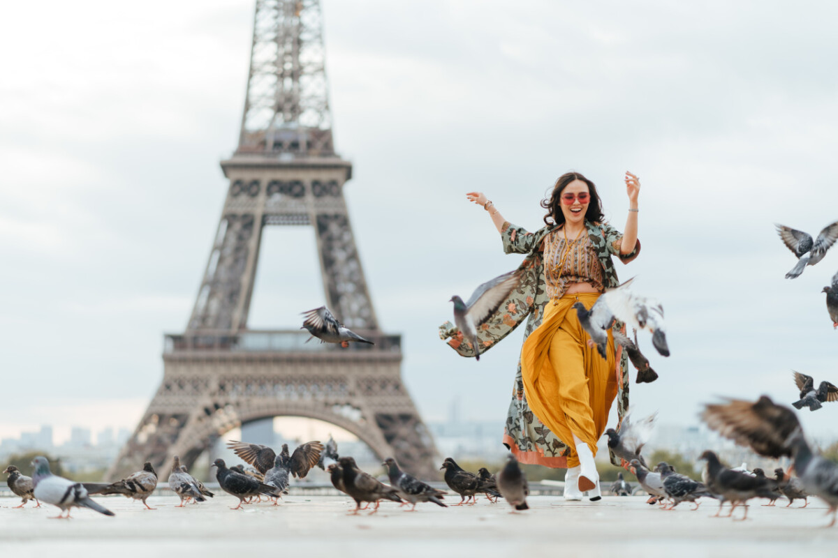 Holiday photoshoot with birds at Trocadero Eiffel Tower by Eny Therese Photography