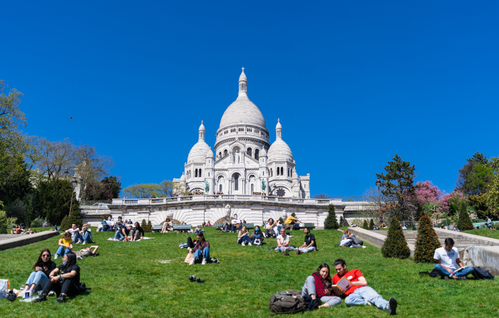 Holiday photoshoot at Sacre coeur Montmartre Paris by Eny Therese Photography