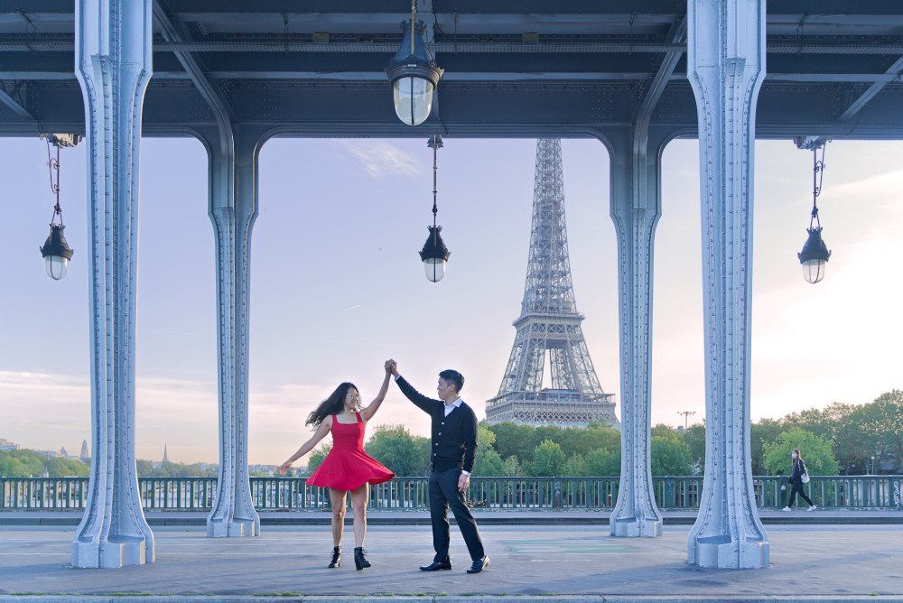 Honeymoon photoshoot at bir Hakeim bridge Paris