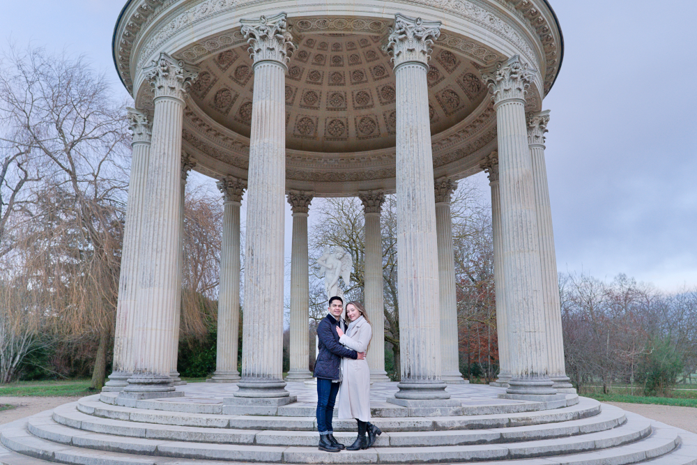 couple photoshoot at temple of Love versailles by Eny Therese