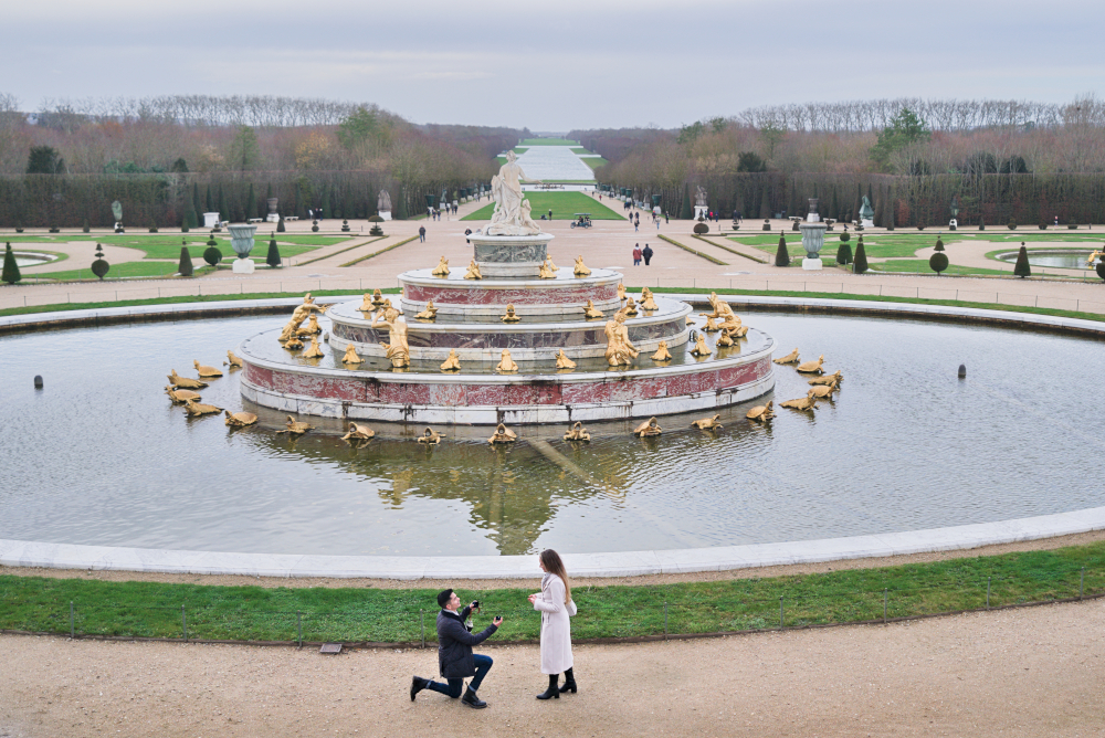surprise proposal at Latona fontaine Versailles by Eny Therese