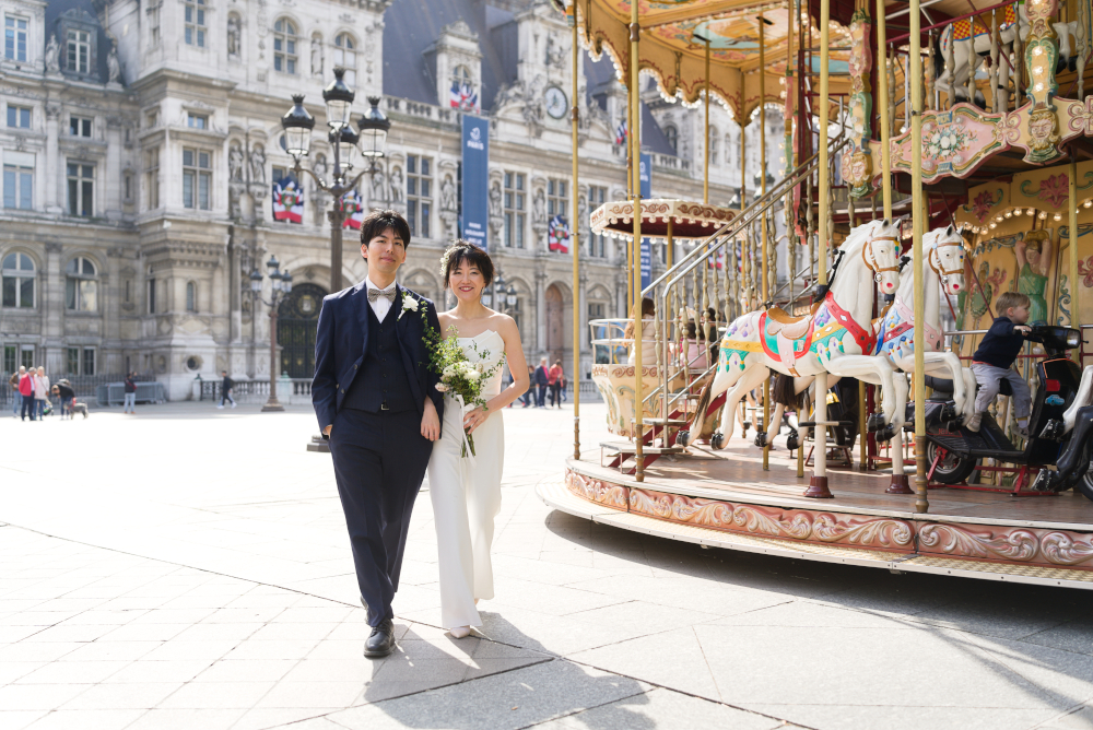 Wedding photoshoot carousel at Hotel de ville Paris by Eny Therese Photography