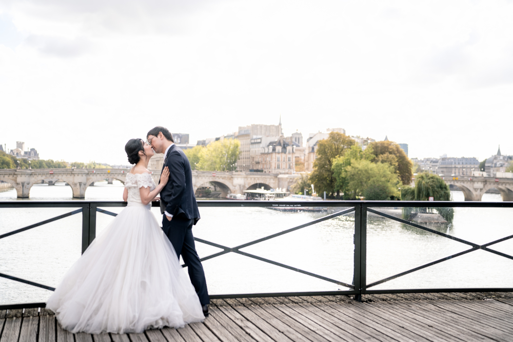 Prewedding photoshoot at Pont des Arts by Eny Therese photography