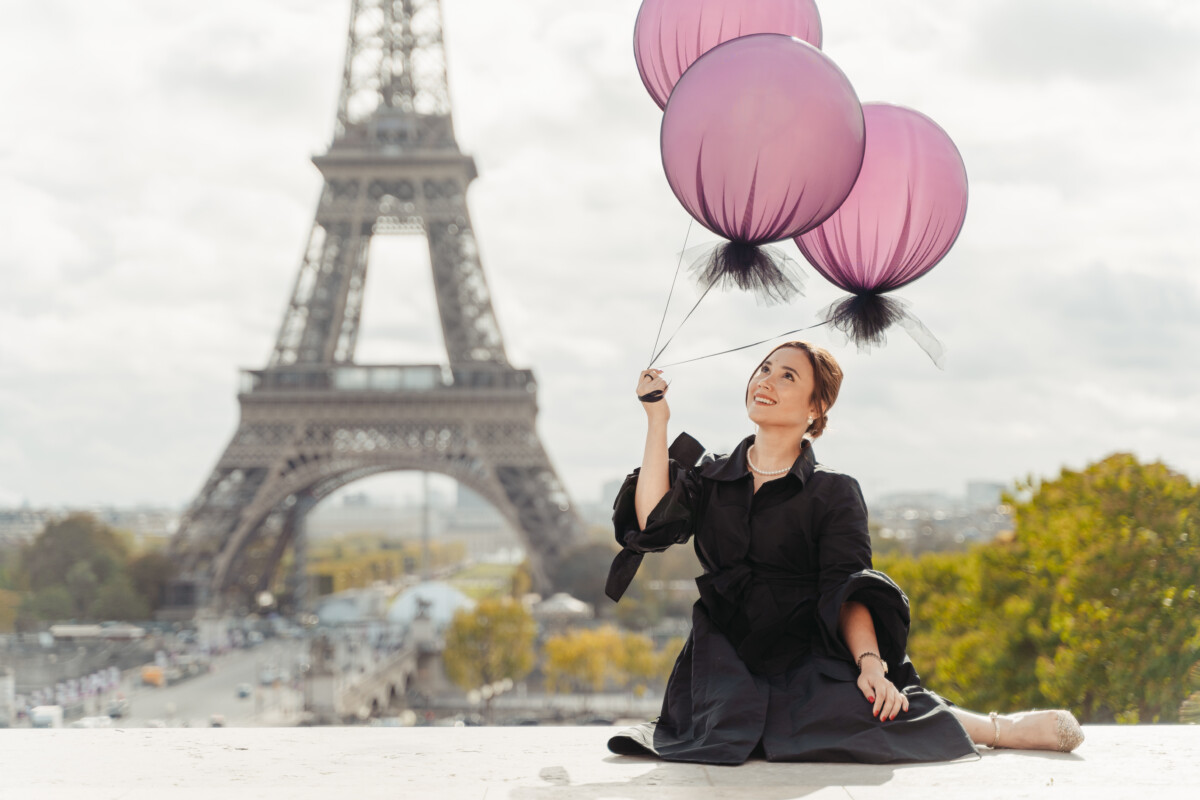 Birthday photoshoot with ballons at Trocadero Paris by Eny Therese Photographer
