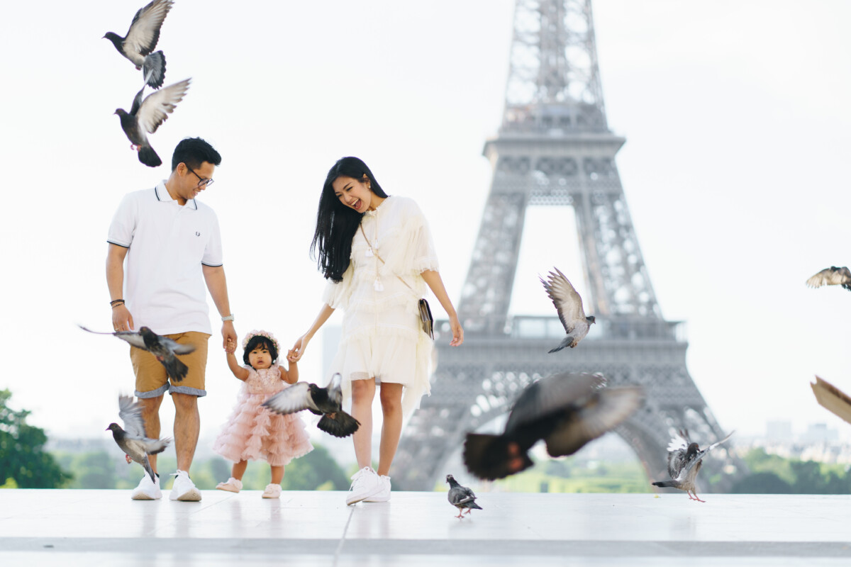 Family photoshoot in front of Eiffel tower by Eny Therese Photography