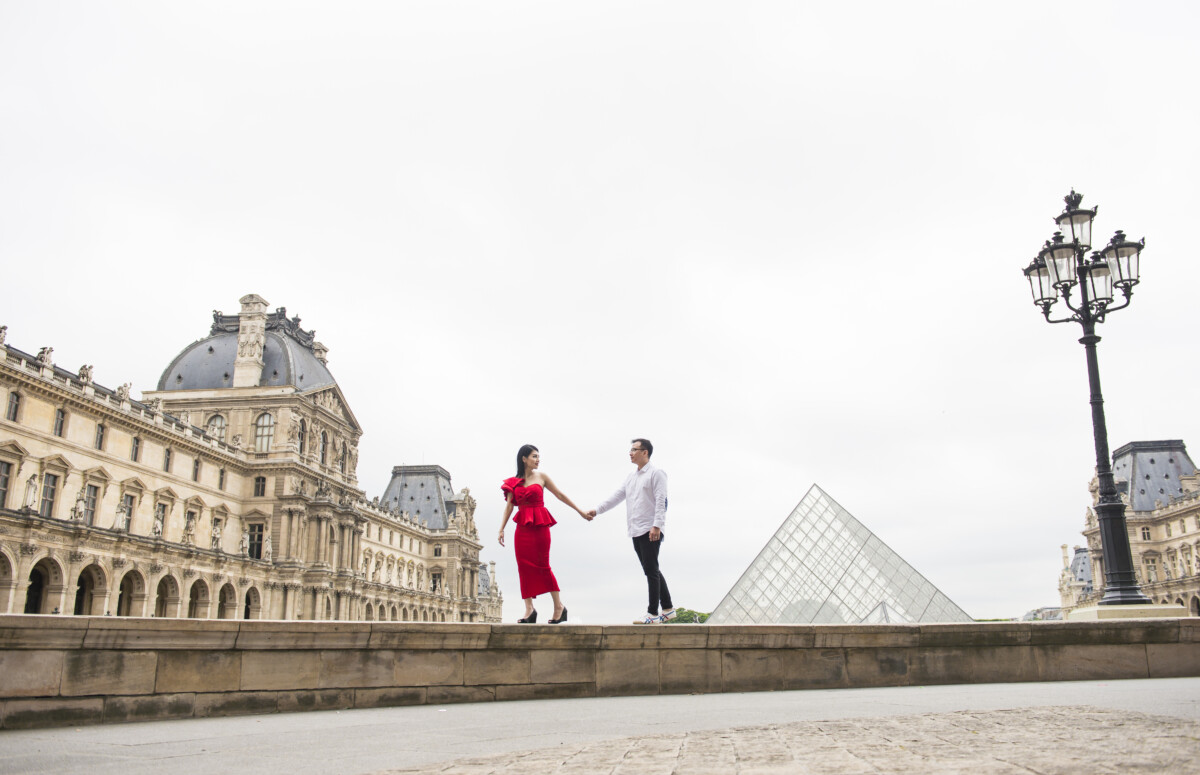 Honeymoon Photosession at Louvre museum Paris by Eny Therese Photography