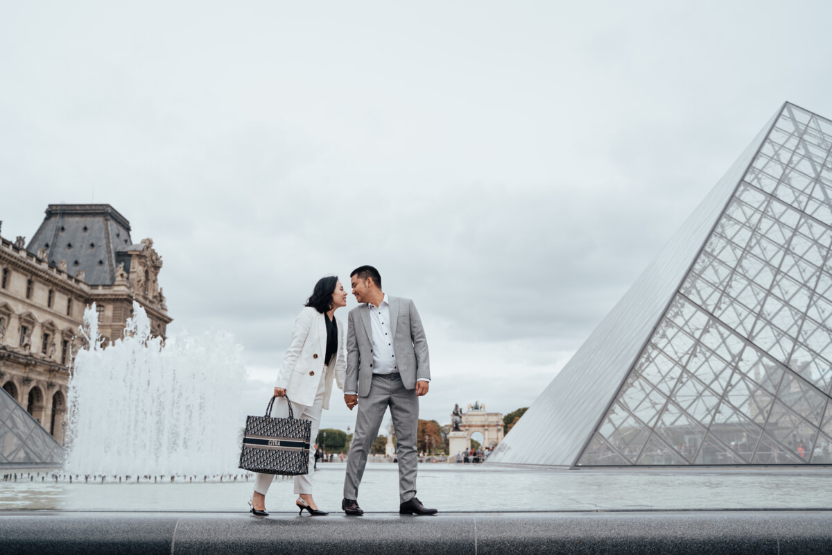 Honeymoon photoshoot at Louvre by Eny Therese Photography