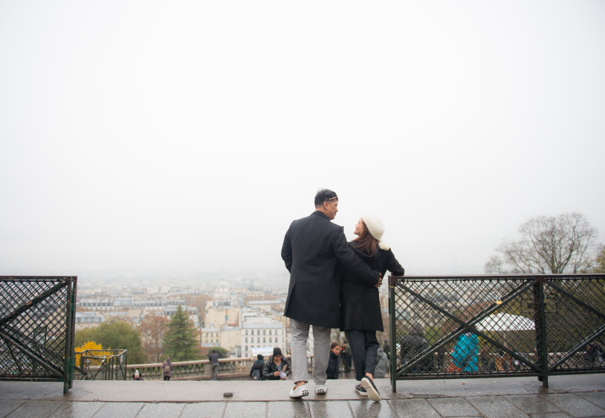 Couple holiday photoshoot at Sacre coeur Montmartre Paris by Eny Therese Photography