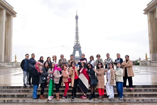 Group Photo at Trocadero Paris by Eny Therese photography