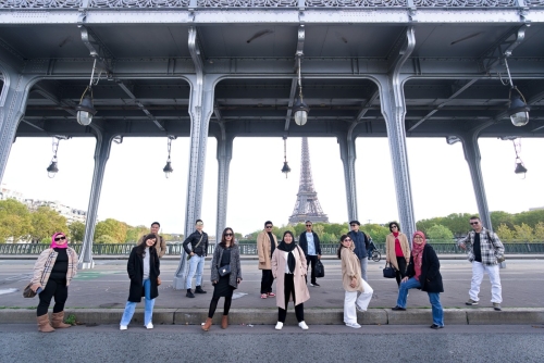 Group Photo Paris at Pont Bir Hakeim by Eny Therese photography