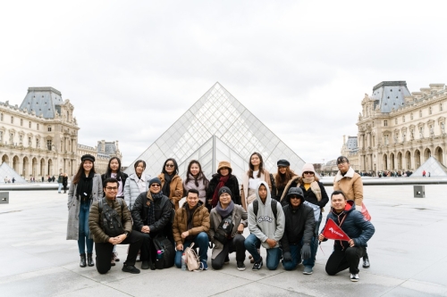 Paris Group Photoshoot Louvre by Eny Therese photography