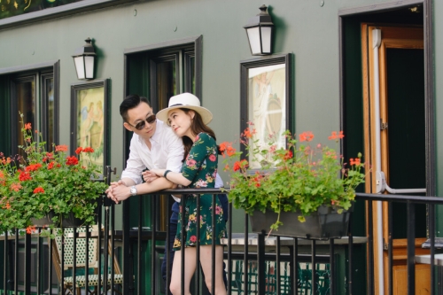 Cafe Photoshoot honeymoon couple at montmartre Paris 